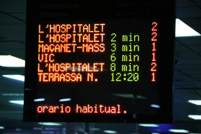 Una de les pantalles informatives de l'estació de Plaça Catalunya.