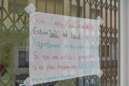 Els responsables de l’esplai van penjar un cartell de contacte al local de l’av. Andorra.