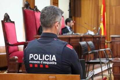 Un agent dels Mossos d'Esquadra durant un judici a l'Audiència de Tarragona.
