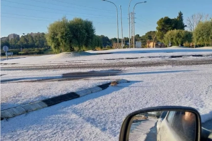 Algunes carreteres s'han despertat encara de color blanc.