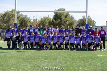 La plantilla al complet del Club Rugby Tarragona després de disputar la jornada al camp de l’Anella Mediterrània.