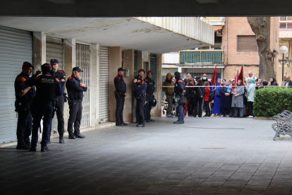 Els Mossos d'Esquadra i els manifestants davant l'edifici on s'ha desnonat una família a Tarragona.