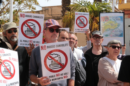 Veïns de Camarles, durant la protesta a les portes de l'ajuntament contra la possible implantació d'una planta de biogàs.