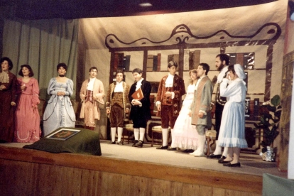 Escena final de ‘Les dones sàvies’ representada a l’Orfeó Canongí el 16 de febrer de 1986.