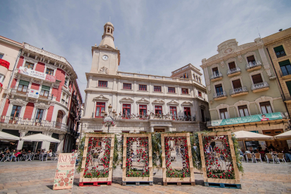La plaça del Mercadal de Reus decorada amb roses en el marc del Festival Roses de Reus 2023.
