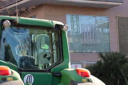 Un tractor aparcat davant la seu dels serveis territorials del Departament d'Acció Climàtica a Tarragona.