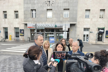 Mònica Sales durant la seva roda de premsa davant l'estació de trens de Tarragona.