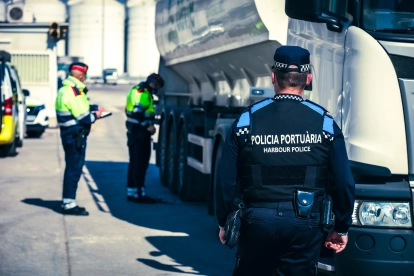 Imatge d'una agent de la policia portuària del Port de Tarragona i agents de Mossos.