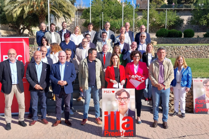 Imatge d'alcaldes i alcaldesses socialistes del Camp de Tarragona al Parc de l'Amfiteatre.