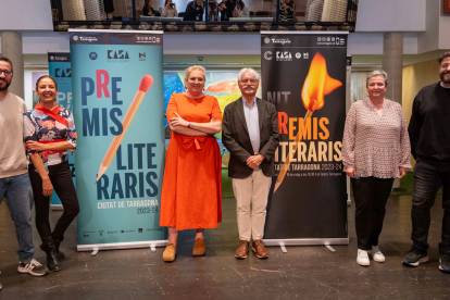 La consellera de Cultura, Sandra Ramos, acompanyada dels responsables dels Premis Literaris Ciutat de Tarragona.