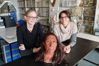 Les doctores Emma Pomeroy i Lucía López-Polín amb la reconstrucció de la dona neandertal.