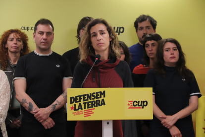 La cap de llista de la CUP, Laia Estrada, durant la compareixença per valorar els resultats del 12-M acompanyada de diversos candidats.