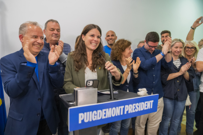 Mònica Sales celebrant els resultats a la seu del partit a la veugueria del Camp de Tarragona.
