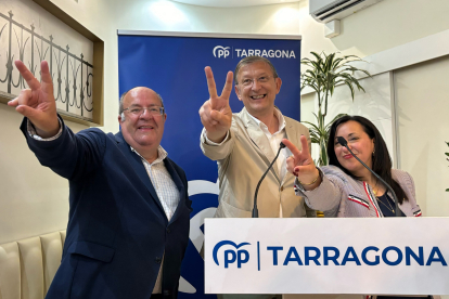 Luna, Huguet i Martorell celebrant ahir els resultats a Tarragona.