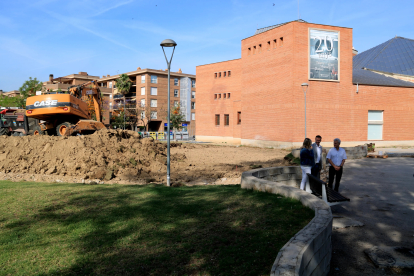 Maquinària treballant a l'Auditori Felip Pedrell on es fa un nou edifici annex.