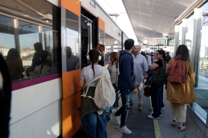 Passatgers baixant d'un tren a l'estació de Girona.