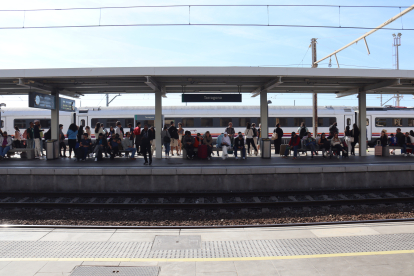 Els usuaris esperant a l’andana de l’estació de trens de Tarragona ahir al matí.