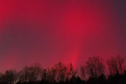 Una aurora boreal vermella.