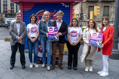 Montse Adan i Lluís Colet, al centre, amb representants de diferents associacions i entitats comercials de la ciutat..