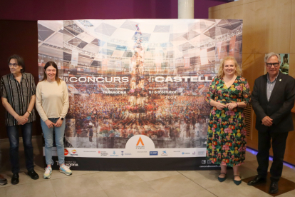 Impulsors del Concurs de Castells de Tarragona, davant la lona amb el cartell del certamen.