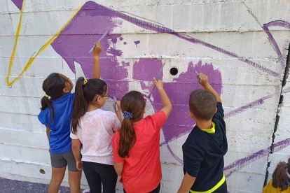 El mural s'ha pintat a la via entre els blocs Filipines i Europa de Sant Pere i Sant Pau.