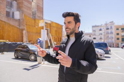 Dani Marcos, president de Reus Mobilitat i Serveis, a un aparcament municipal, on es pot utiltzar l’aplicació Aparcar per gestionar l’estacionament.