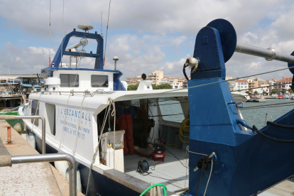 Una de les vuit barques d'arrossegament de Cambrils, al port durant l'aturada biològica.