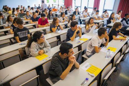 Imatge dels alumnes a punt de començar un examen de les PAU a Tarragona l'any 2019.