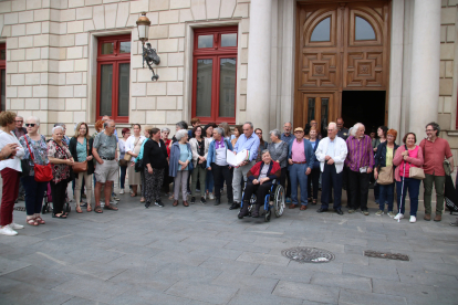 Familiars, usuaris i treballadors de la residència de Reus minuts abans d'entregar les firmes recollides per aturar el trasllat dels residents a altres centres.