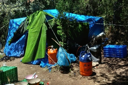 Tenda de campanya on pernoctaven els dos detinguts a Mont-ral.