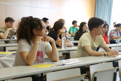 Dos joves escolten les instruccions del tribunal just abans de començar les PAU al Campus Catalunya de la URV, a Tarragona.