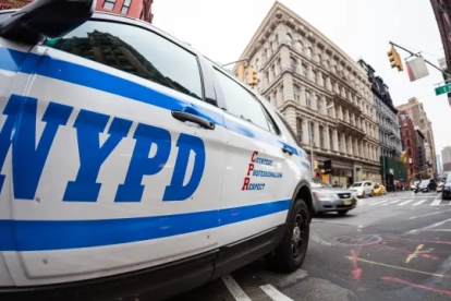 Primer pla del logotip de la policia de Nova York en un cotxe de policia.
