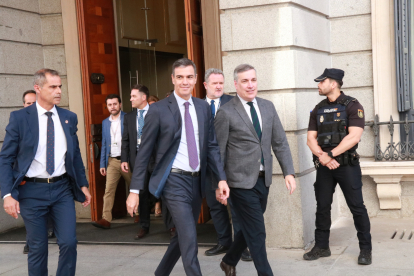 El president espanyol Pedro Sánchez a la sortida del Congrés dels Diputats després de l'aprovació final de l'amnistia.