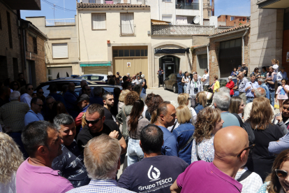 Unes 200 persones concentrades al davant de l'oficina de 'la Caixa' de les Borges Blanques per la delinqüència a un bloc ocupat.