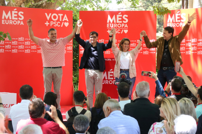 La vicepresidenta del govern espanyol, i candidata de PSOE a les eleccions europees, Teresa Ribera, amb el primer secretari del PSC, Salvador Illa, i el candidat del PSC a les europees Javi López