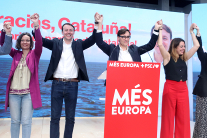 El primer secretari del PSC, Salvador Illa, amb els candidats Javi López i Laura Ballarín celebrant la victòria a les eleccions europees del 9-J