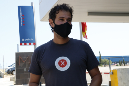 Carles Heredia a la sortida de la comissaria dels Mossos a Valls
