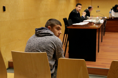 D'esquenes, l'acusat de matar la mare a ganivetades a Ripoll. Foto del judici a l'Audiència de Girona.