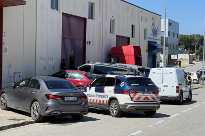 La nau on han trobat un home mort a Riudellots de la Selva amb un cotxe policial al davant.