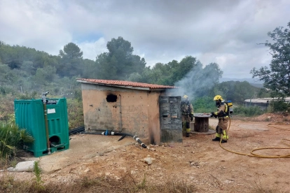 Imatge dels Bombers treballant en l'incendi a Albinyana que ha cremat uns quadres elèctrics