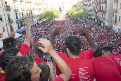 Jugadors del Nàstic celebrant l'últim ascens del Nàstic el 2015 a la Plaça de la Font.