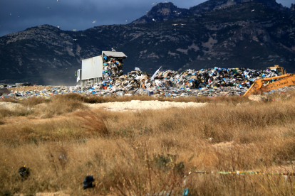 Un camió aboca residus al dipòsit de Mas de Barberans.