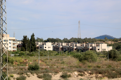 Cases unifamiliars a mig construir a la urbanització Mirador de l'Ebre de l'Aldea.