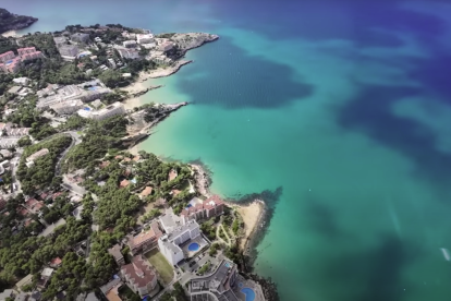 Imatge aèria del Cap de Salou durant el vídeo.