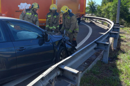 Els Bombers treballant en l'accident a Altafulla