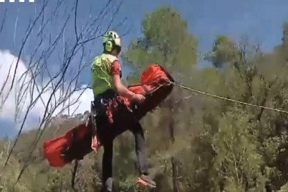 Captura del vídeo del rescat de l'excursionista a Mont-ral
