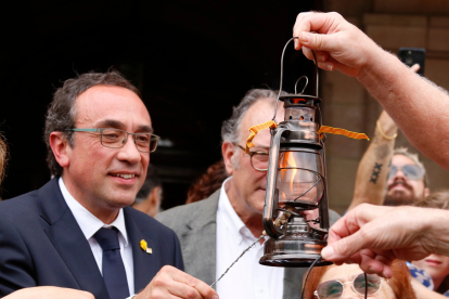 El president del Parlament, Josep Rull, rep la Flama del Canigó a les portes del Parlament