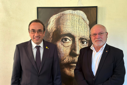 El president del Parlament de Catalunya, Josep Rull, amb el diputat Lluís Puig i una fotografia del president Macià de fons
