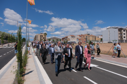 Imatge de la inauguració del nou tram d'Avinguda amb l'alcalde, Joan Maria Sardà, al capdavant.