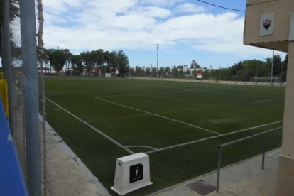 Foto d’arxiu del camp de futbol municipal d’Icomar, un dels vuit equipaments on es renovarà la gespa artificial.